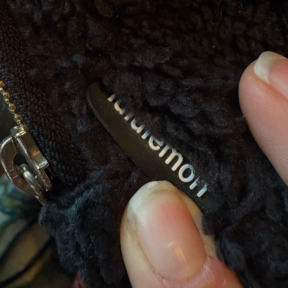 LULULEMON “EVERYWHERE” BELT BAG in fleece/sherpa - Picture 2 of 10
